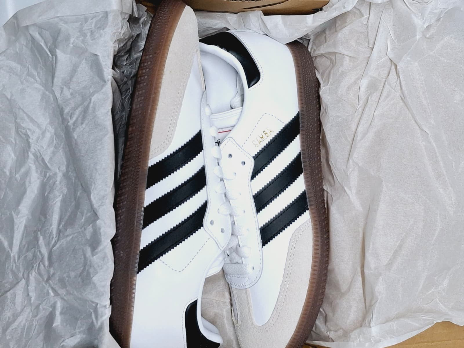 ADS-26 /Adidas Samba shoes, WHITE, size (7.5US men-8.5US women) Used/Damaged box