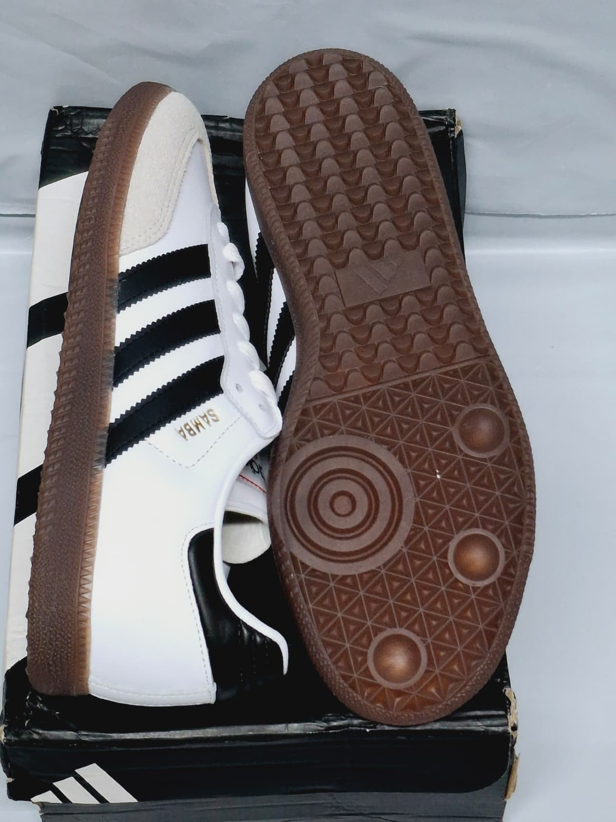 ADS-26 /Adidas Samba shoes, WHITE, size (7.5US men-8.5US women) Used/Damaged box